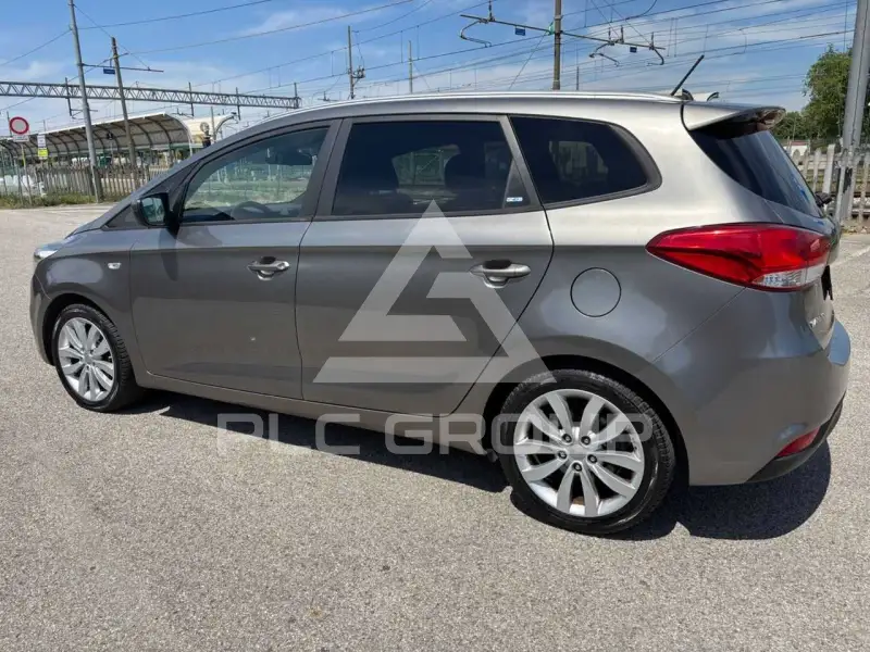 2017 KIA Carens