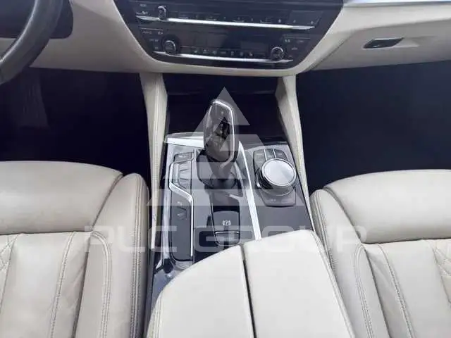 2019 BMW 523