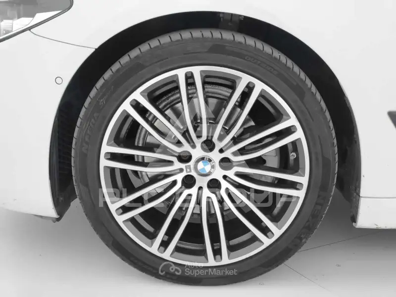2019 BMW 523