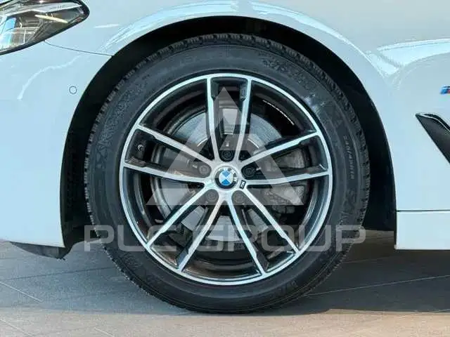 2021 BMW 523