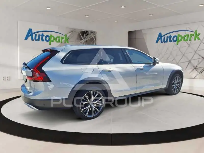 2022 Volvo V90