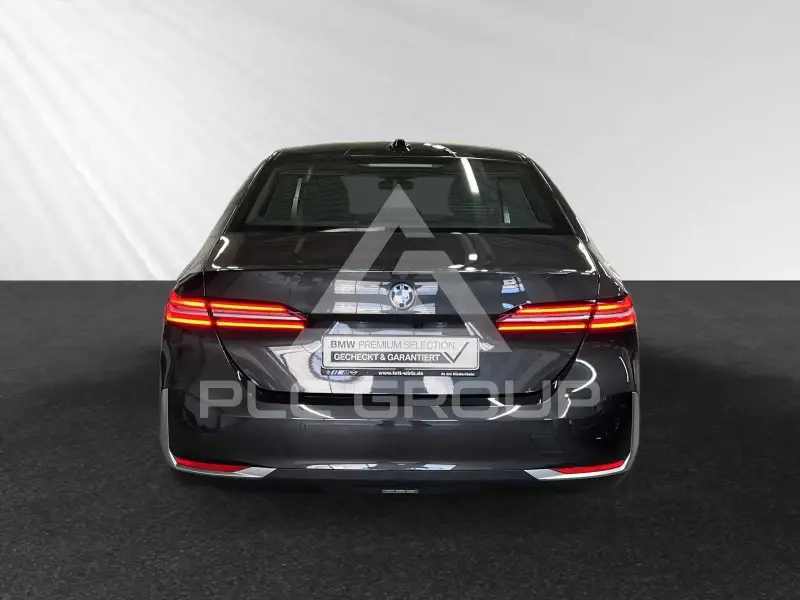 2024 BMW 523