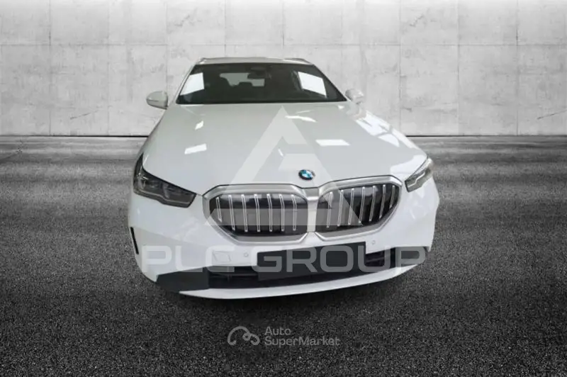 2024 BMW 523