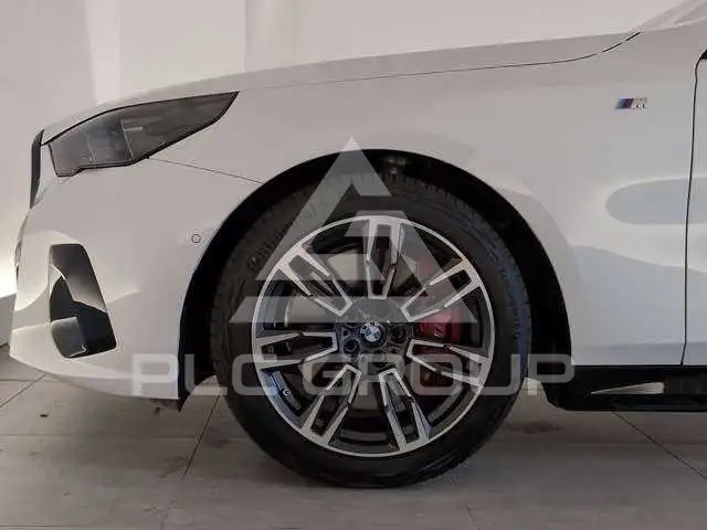 2025 BMW 523