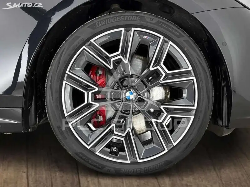 2025 BMW 523