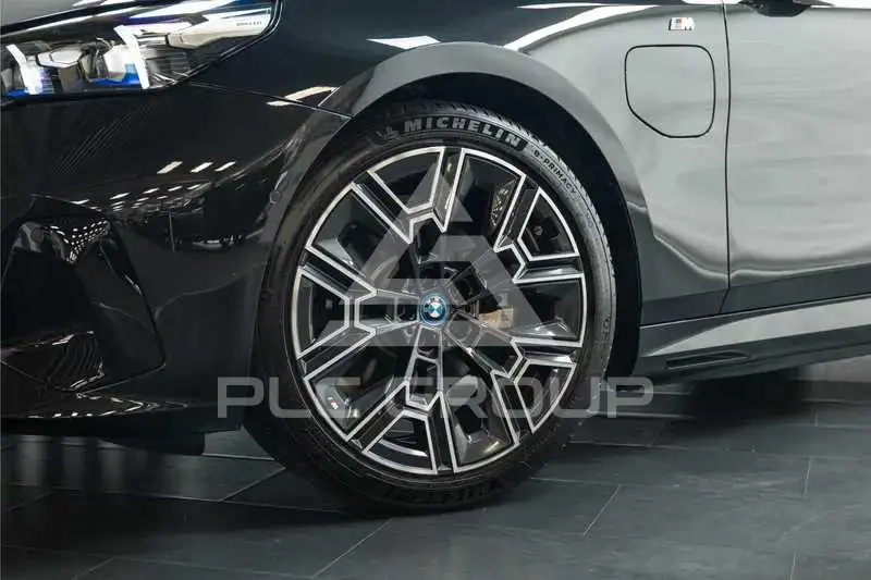 2025 BMW 523