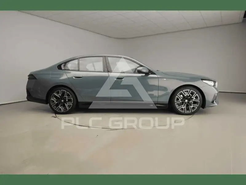 2025 BMW 523