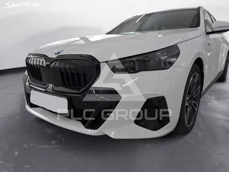 2025 BMW 523