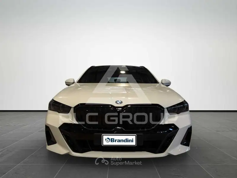 2025 BMW 523