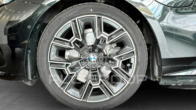 2025 BMW 523