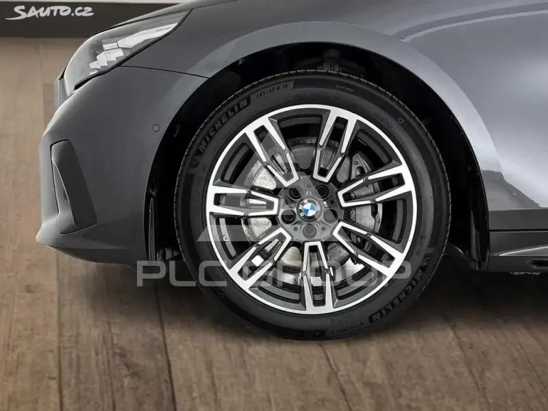 2025 BMW 523