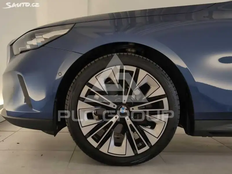 2025 BMW 523