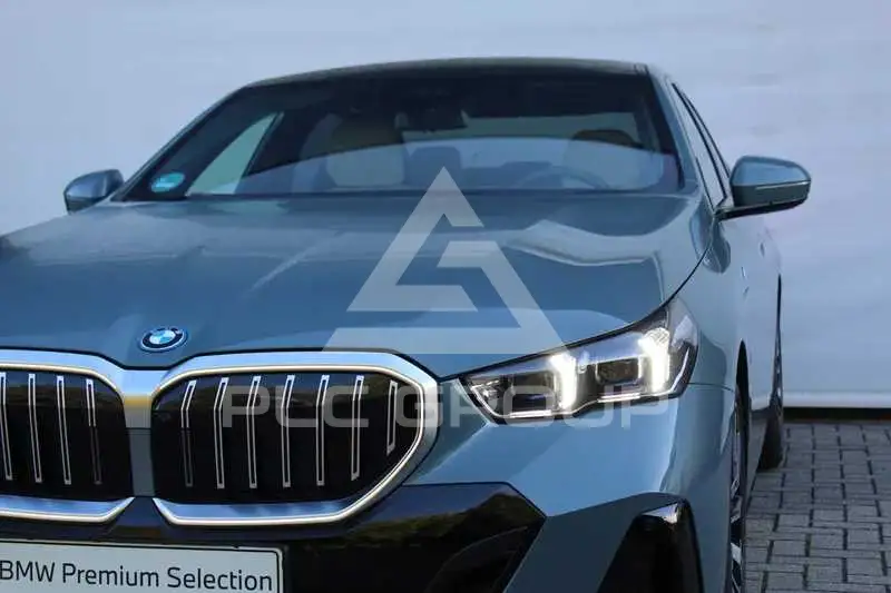 2025 BMW 523