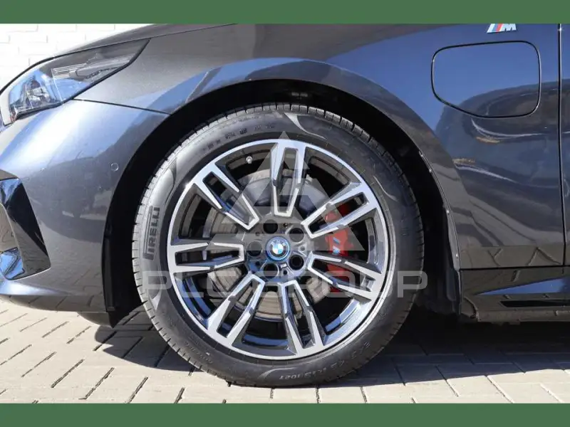 2025 BMW 523