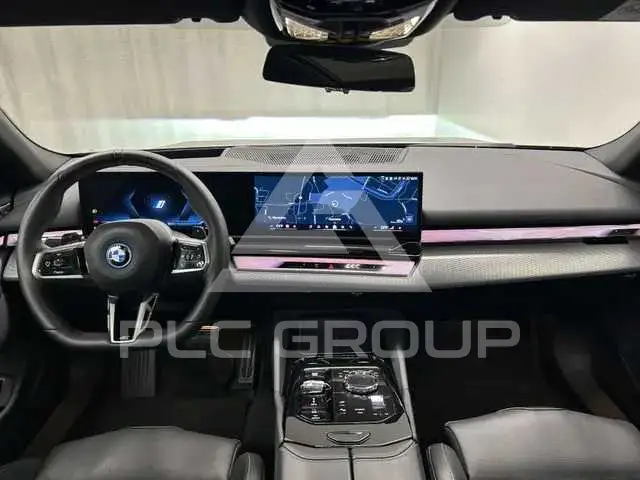 2025 BMW 523