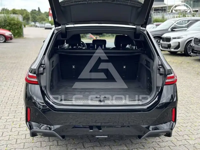 2025 BMW 523