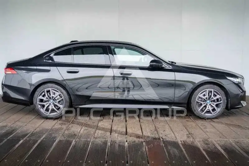 2025 BMW 523