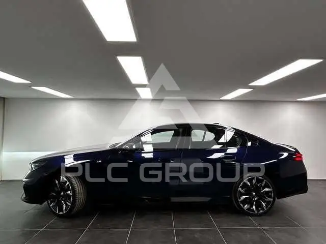 2025 BMW 523