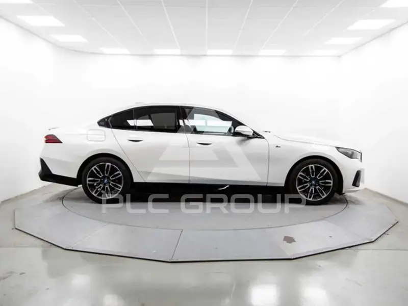 2025 BMW 523