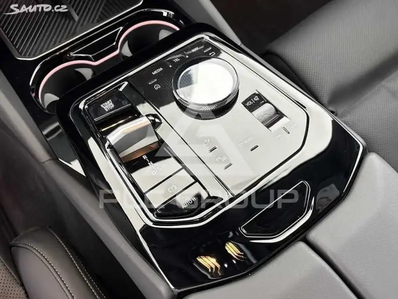 2025 BMW 523