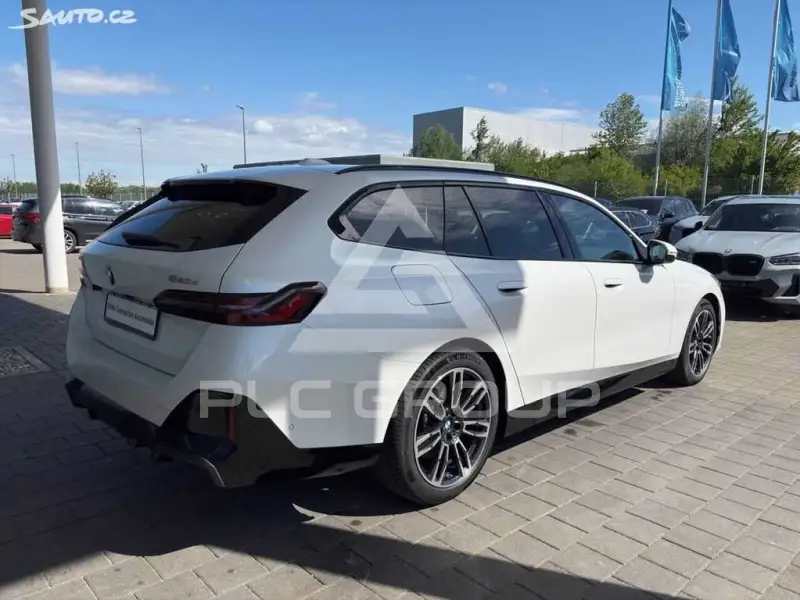 2025 BMW 523