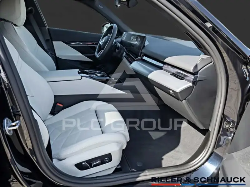 2025 BMW 523