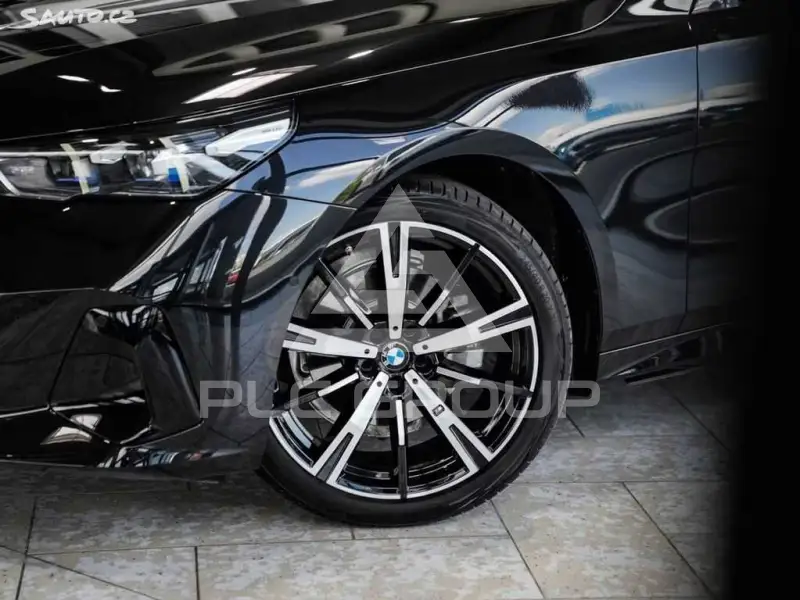 2025 BMW 523