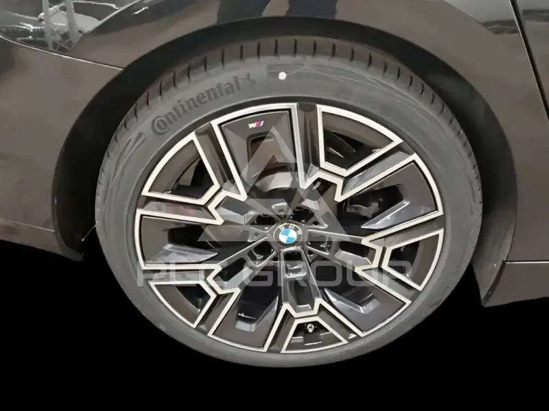 2025 BMW 523