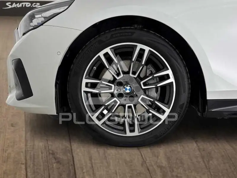 2025 BMW 523