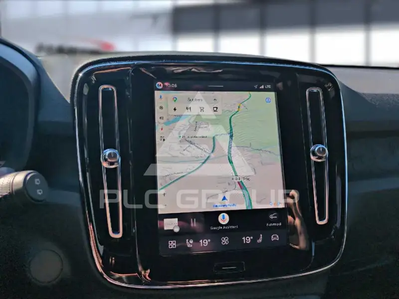 2025 Volvo EX 40