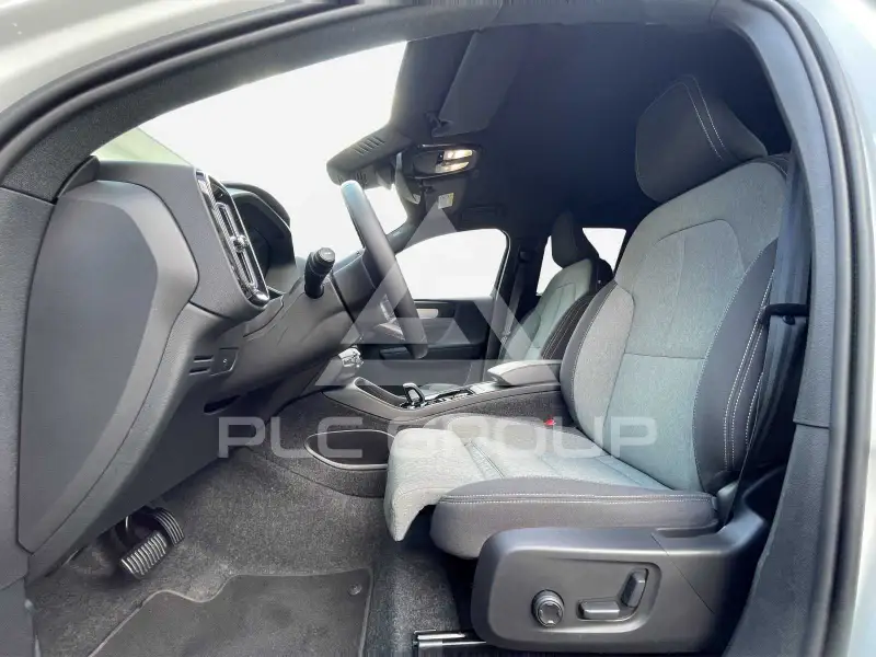 2025 Volvo XC40