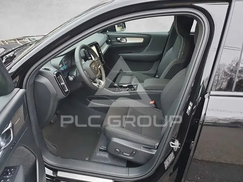 2025 Volvo XC40