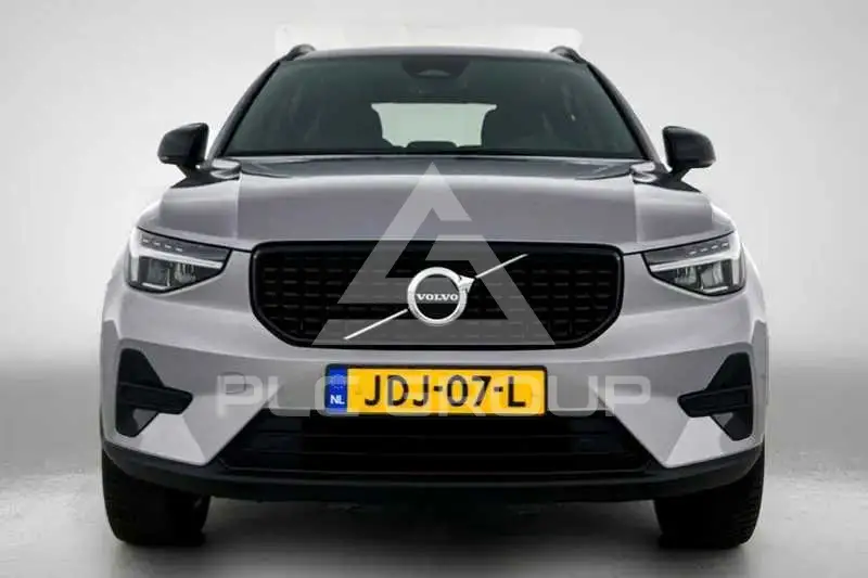 2025 Volvo XC40
