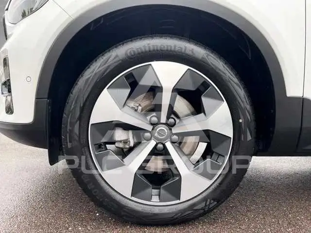 2025 Volvo XC40