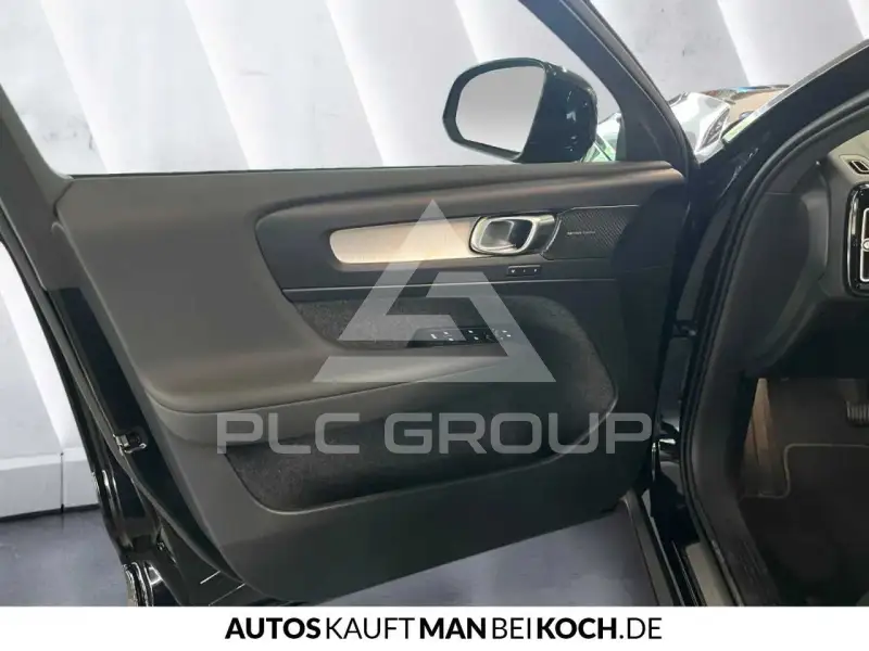 2025 Volvo XC40