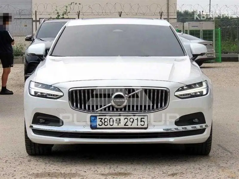 2022 Volvo S90