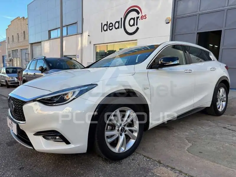 2017 Infinity Q30