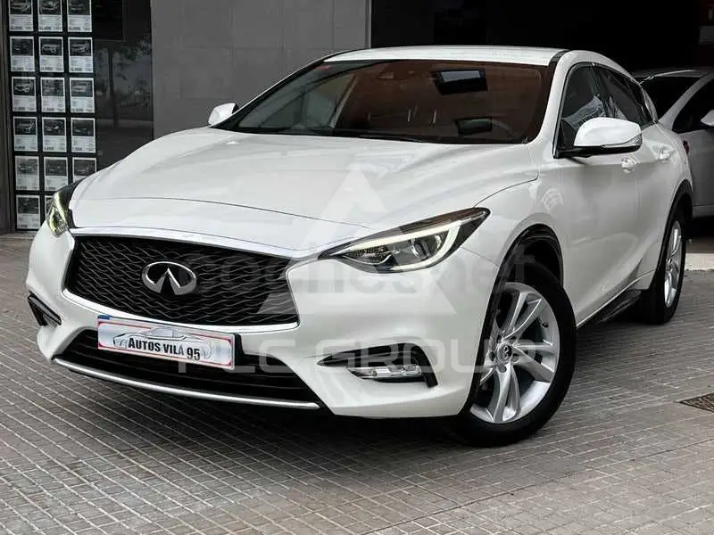 2017 Infinity Q30