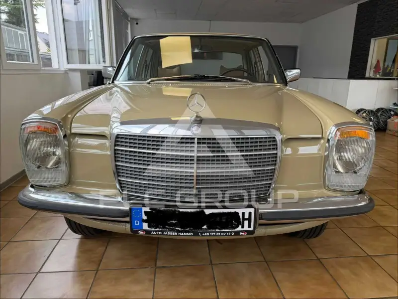 1975 Mercedes Benz 200
