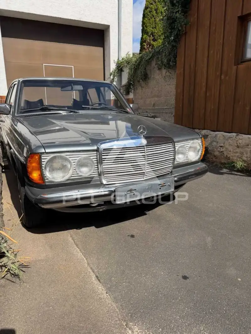 1976 Mercedes Benz 240