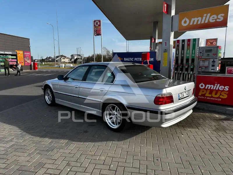 2000 BMW 740