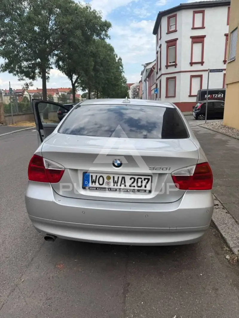 2005 BMW 320