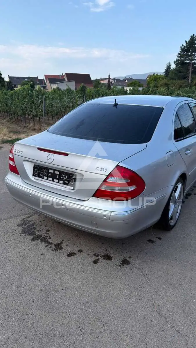 2005 Mercedes Benz E 220