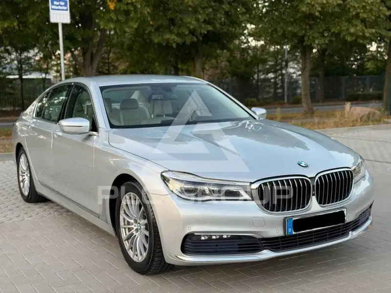 2017 BMW 740