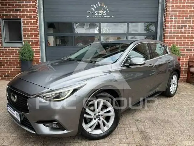 2017 Infinity Q30