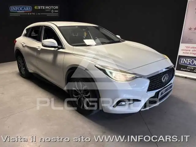 2017 Infinity Q30