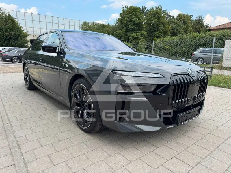 2023 BMW M7