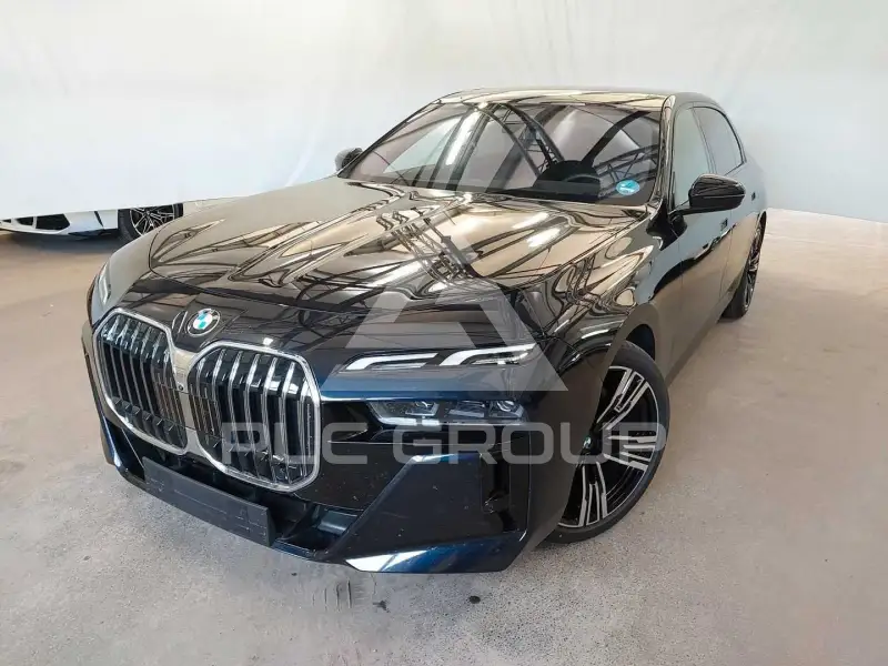 2025 BMW 740