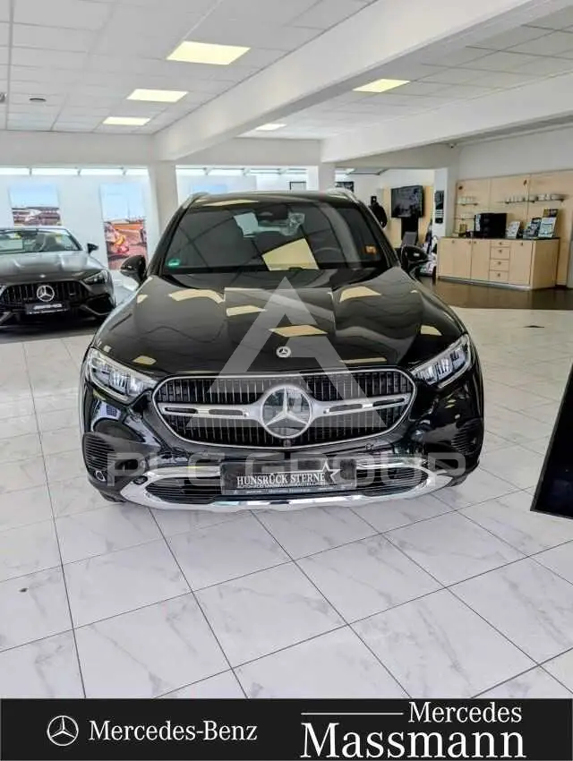 2025 Mercedes Benz GLC 220