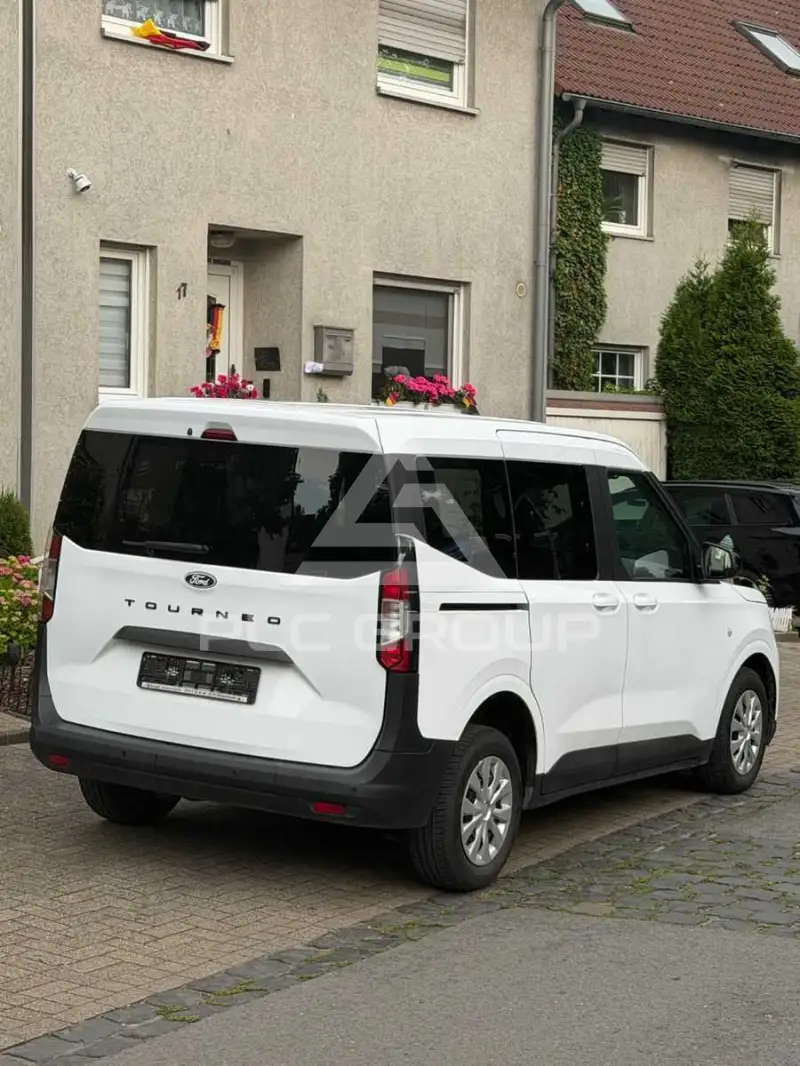 2025 Ford Tourneo